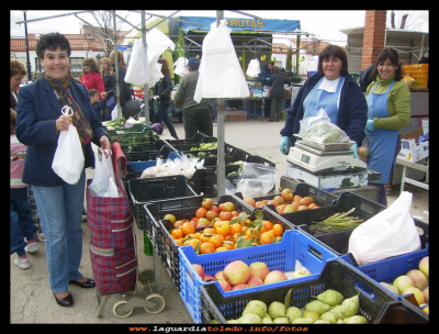 El martes
Martes 30 de Marzo del 2010. Hace un año que se traslado el rastrillo de la plaza, al barrio de las casitas. 

Palabras clave: Martes barrio de las casitas.