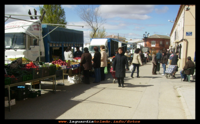 El martes
Martes 30 de Marzo del 2010. Hace un año que se traslado el rastrillo de la plaza, al barrio de las casitas. En esta nueva ubicación hay más espacio, la gente puede andar holgadamente.

Palabras clave: El martes barrio de las casitas