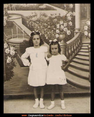 Emilia y Maruja
Emilia y Maruja Tacero, en el año 1945. 
Bonito decorado, costumbre que antes se tenia, es una lastima por que nos impide ver lo que había detrás.

Palabras clave: decorado impide ver