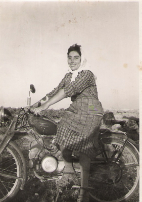 En la siega
En los años 50 segaban tanto hombres como mujeres, a la hora de dejar el corte, hubo tiempo de hacerse una foto.

Palabras clave: La siega