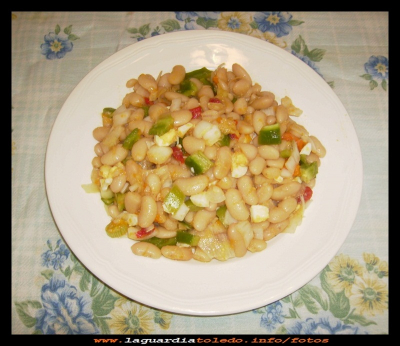  Ensalada de judias
Ensalada de judías:
Se cuecen las judías con cebolla, 1 hoja de laurel, un  tomate y 1 zanahoria.
Se dejan enfriar y se les aliña con: Cebolla muy picada, huevo duro, pimiento (puede ser morrón o verde) estragón, aceite, vinagre y sal.
Palabras clave:  Ensalada de judias
