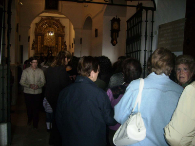 Esperando
Es tradición que los Viernes de Dolores, se baje del altar al Santo Niño para besarle los pies, haciéndose largas colas para este evento.   

Palabras clave: Besar al Niño