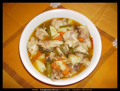Estofado de pollo o como lo llamamos en La Guardia (encebollao)
Receta: se hace trozos el pollo, se sazona con sal, se le pone en una olla, y se le va añadiendo lo siguiente: dos cebollas cortadas en cuadrados, 3 o 4 dientes de ajos enteros, 1 tomate rojo entero, 1 vasito de vino, 2 o 3 cucharadas de aceite de oliva, una pizca de pimentón ,1 hoja de laurel. Todo este preparado se pone a cocer a fuego lento, muy lento (que se cueza con su propio jugo) Cuando se va quedando un poco seco se le añade agua, lo justo para cubrir  la carne. Antes de que el pollo esté hecho se le añade la patata, se rectifica de sal y se deja que termine de cocer. Esta es la receta original, también se le puede añadir alguna verdura de temporada, por ejemplo los espárragos en  primavera, etc.

Palabras clave: Nuestra recetas clasicas