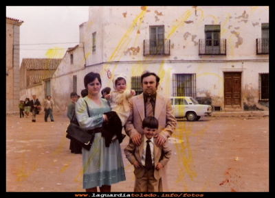 Familia Goñiz
Emilia Campaya, Félix Goñiz, Gema y Juanvi, año 1976.
Aquí, se puede comprobar, el cambio de la plaza en el curso de los años.
EL CURSO DE LA VIDA: Las familias

Palabras clave: cambio de la plaza Goñiz Campaya