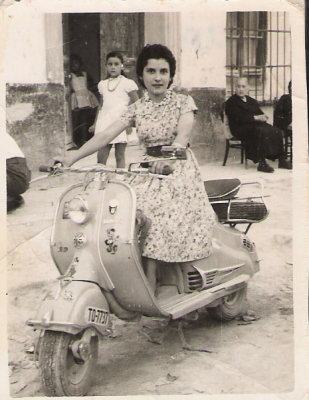 Fiestas 1958
Amada, subida en una vespa, fotografía típica de esa época, la foto esta tomada en la plaza, en la puerta de los Zamoranos, donde hoy están los pisos.
Palabras clave: Fotografia tipica