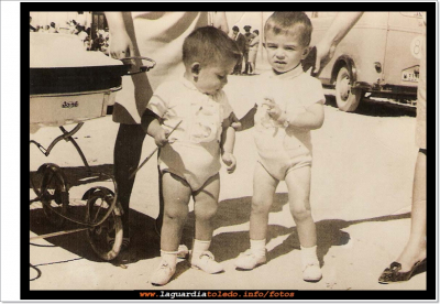 Fiestas 1967
Año 1967, en fiestas, Juan Carlos Mascaraque y Juan José Nuño, los caballitos del tío vivo se ven detras,la foto esta echa en el cerro, donde antes ponian toda la feria.
Palabras clave: Fiestas del año 1967