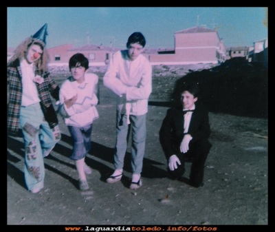 Fin de curso
Fin de curso, representación teatral  año1985. Los actores, Mario Araque, Tomas Tacero, Vicente Morales y Juan Carlos Sánchez.   

Palabras clave: Representación teatral  año1985