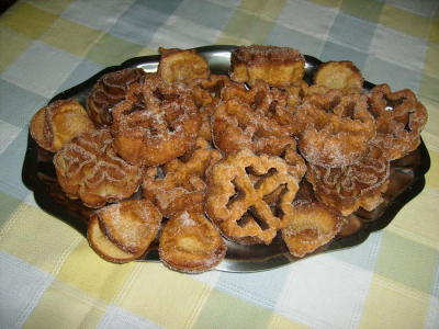 Flores, un dulce muy tradicional en Semana Santa, en la Mancha, sobretodo en nuestro pueblo La Guardia.
Batir 3 huevos, añadirle ¼ de l de leche y ¼  kg de harina, batir hasta que esté la pasta sin grumos. Poner una sartén al fuego con bastante aceite (que cubra el molde). Meter el molde y dejar que se caliente, cuando el aceite esta fuerte se saca el molde, se moja en el preparado que hemos hecho y se vuelve a meter en el aceite, con el contacto del aceite la masa se despega del molde dejando que se fría la flor, repetir así hasta que se acabe la masa, el molde debe estar siempre muy caliente. Las flores cuando se sacan se las deja escurrir la grasa, después se las rocía con azúcar.        

Palabras clave: reposteria flores