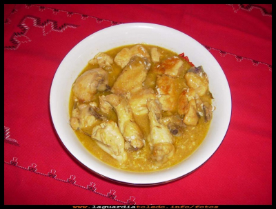 Gallina en pepitoria
Gallina en Pepitoria
Ingredientes: 1 gallina, 1 cebolla, 1 diente de ajo, 1 hoja de laurel, 1 cucharada de harina, 1 vasito de vino blanco, 1 huevo duro, 25 g de almendras tostadas y peladas, 1 rebanada de pan frito, agua o caldo y  azafrán.
Elaboración: La gallina se trocea en trozos grandes, se sazona con sal y pimienta, se doran  los trozos de gallina en aceite muy caliente, y se sacan a una cacerola. En la misma sartén en el aceite restante, se rehoga la cebolla y el ajo picado, hasta que resulte tierno y ligeramente dorados, se le añade  la cucharada de harina se le da una vuelta, se añade el vino y el agua o caldo,  una hoja de laurel y el azafrán  se deja cocer  unos minutos; esta salsa se echa en la cacerola donde tenemos reservada la gallina,  rectificamos de sal se tapa y se deja cocer hasta que la carne resulte tierna, mientras, en un mortero majamos  las almendras el pan frito y la yema de huevo cocido, lo desligamos con un poco de caldo y lo incorporamos al guiso unos 15 minutos antes de retirarlo del fuego.   

