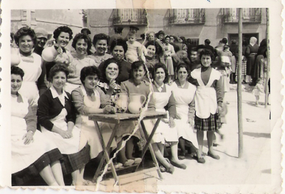 Grupo repartidoras de chocolate
Este grupo de personas,  fueron quienes repartieron un desayuno en honor a unos ilustres personajes, los Misioneros, que visitaron La Guardia en tre los años 58 y 60 

Palabras clave: Grupo repartidoras de chocolate
