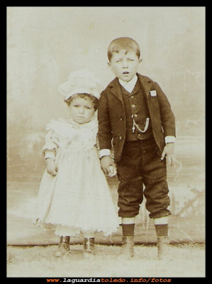 Hermanos Orgaz
 Los niños son: Colombiano Orgaz “el regaor” y su hermana, fotografía hecha en el año  1903.  

Palabras clave:  Los niños  fotografía año  1903