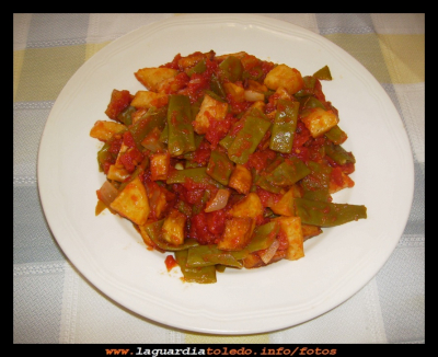 Judias verdes con tomate
Aprovechando que hay muchas judías verdes por La Guardia, vamos hacer un primer plato con esta verdura.
Ingredientes: Judías verdes ½,  tomates ½, media cebolla y un par de patatas.
Se cuecen las judías se escurren y se reservan. En una sartén con un poquito de aceite, se fríe la cebolla (que previamente la hemos cortado fina), cuando esta tierna le echamos el tomate y lo dejamos cocer, cuando este hecho incorporamos las judías, lo movemos todo, se deja que cueza un par de minutos y se retira del fuego, por ultimo se fríe las patata en cuadraditos, incorporando estas a las judías verdes.  

Palabras clave: Un primer plato con esta verdura.
