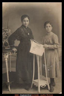 Julia
Año 1919, Julia Aguado, (más conocida por la tía  Julia la Campaya) con 12 años, y su hermana mayor.

Palabras clave: La tía  Julia la Campaya