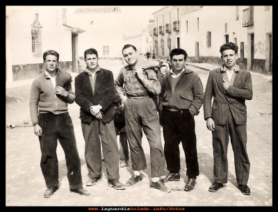La calle Ancha
Cuadrilla de amigos en la calle Ancha, año 1958.
Por la izquierda: Paco Pérez, Columbiano Orgaz, Manolo Martínez, Pepe Espada y Pablo Roncero.
Ver el detalle de los zapatos, en esa época no se ganaba para betún; las calles cuando llovía se convertían en un barrizal.

Palabras clave: Cuadrilla de amigos  año 1958