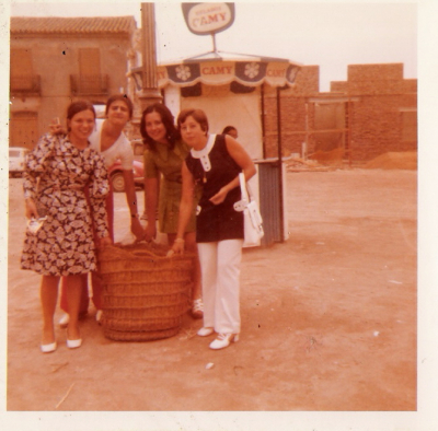La plaza en los 70
La plaza en el año 1972 se ve la constitución del ayuntamiento.
Palabras clave: La plaza en los 70