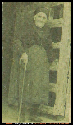 La tía Petra
Petra Pedraza, mujer del tío José-Maria el alguacil, año 1946, en la puerta de su casa, la antigua cárcel, donde hoy esta el consultorio medico.
Palabras clave: Petra Pedraza