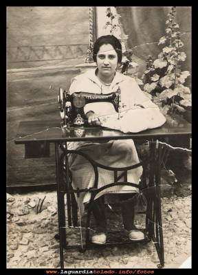  La tia Julia
Julia Aguado (la tía Julia la Campaya), bordando en el patio de la casa de Felisa Mora, año 1936. En la actualidad, esa casa es hoy el Patio, bar de copas donde se reúnen los jóvenes.
EL CURSO DE LA VIDA: Los trabajos y oficios
Palabras clave: Casa de Felisa Mora hoy el Patio