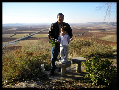 Las setas
Tomás Orgaz con su nieta Sara, subida en uno  asiento muy original en el Paseo del Norte, no eran muy cómodos pero eran muy prácticos, estos asientos rodeaban todo el cerro puestos casi en el borde del mismo, teniendo unas vistas extraordinarias. La idea del modelo simulando una seta fue de Alfonso  Roncero  “penacho”.  Otoño del 2004.
Palabras clave: Paseo del Norte asientos seta 