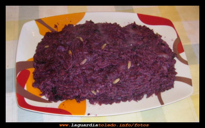 Lombarda
Lombarda, un plato que nos puede servir como guarnición, o primer plato.
Ingredientes: una lombarda, una manzana reineta, 100g de pasas, 50g de piñones, 1 copa de coñac, 2 dientes de ajo, aceite y sal. 
Elaboración: se cuece la lombarda, (que no este muy hecha)  se pasa a  un escurridor y se deja que escurra, mientras, en una sartén ponemos a freír el ajo picado, la manzana (partida como patata para tortilla) y los piñones, se rehoga todo, a continuación incorporamos la lombarda,  removemos  para que se mezcle todo bien, y por ultimo echamos las pasas y el coñac. Lo dejamos que se valla evaporando todo el líquido que tenga, no hay que dejar de mover para que no se pegue.       

Palabras clave: Lombarda, guarnición,  primer plato