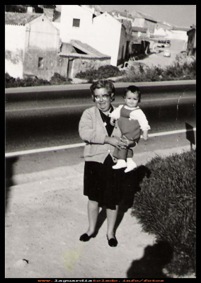 Los pilares y la carretera
Colombiana  Orgaz, y su nieto Juan Carlos, año 1971 en la antigua carretera de Andalucía, al fondo se ven los Pilares.  

Palabras clave: Antigua carretera de Andalucía