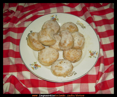 Mantecaos.
El Mantecao, un dulce muy tradicional de la Navidad en nuestro pueblo.
INGREDIENTES:
Manteca de cerdo 400 gr.
Harina 600 gr.
Vino ½  vaso
Naranja ½ vaso
El zumo de ½ limón
Levadura un sobre
PREPARACION 
La manteca se trabaja hasta convertirla en pomada, se le va agregando poco a poco el vino, la naranja, y el limón (todo este líquido se lo tiene que tragar la manteca, hay que batirlo mucho). Una vez absorbido todo el líquido se le echa la harina y la levadura, se amasa todo y se deja reposar unas horas. Después, se extiende la masa con un rodillo en una superficie plana, y se le hace varios dobles a la masa,  se vuelve a extender, (puedes hacerlo varias veces) se corta con un molde, y se mete al horno a 180 ºC de temperatura, hasta que se vean cocidos.   

NUESTRA GASTRONOMIA: Recetas clásicas

Palabras clave: El Mantecao, un dulce  tradicional de la Navidad en nuestro pueblo