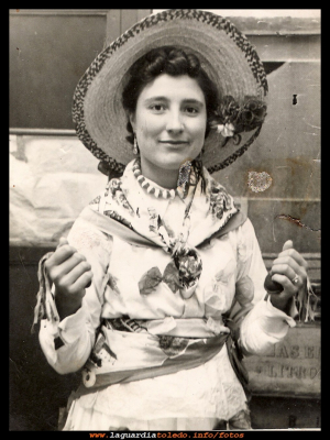 Martina Santiago
 En los carnavales del año 1957, una cuadrilla de jóvenes (chicos y chicas)  vestidos de las cuatro estaciones del año, primavera, verano, otoño e invierno, (cuatro parejas por cada estación). Cantaban estas coplas.
La autora de la letra de dichas coplas fue Crisanta (madre de Tomasa y abuela de los chicos del restaurante el madero).
Estas  coplas dicen mucho de una época de nuestro pueblo.
Martina Santiago, vestida de la estación de verano, en los carnavales del 1957.
Palabras clave: carnavales del año 1957 jóvenes vestidos de las cuatro estaciones del año