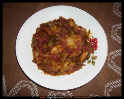 Mazamorra
    Mazamorra, unos de nuestros platos más populares.
Ingredientes: 1 k de pimientos, 1 k de tomates, 1k de calabacín, ½ k de patatas y 1 cebolla.
Elaboración: se fríe el pimiento  en trozos pequeños, en otra sartén aparte, se fríe la cebolla, cuando esta tierna se añade el tomate y dejamos que se haga. Cuando están hechos los pimientos los sacamos de la sartén  y los reservamos, en el mismo aceite freímos el calabacín, cuando esta hecho lo sacamos y lo ponemos junto a los pimientos. Por ultimo se fríen las patatas como para tortilla, cuando esta todo, pimiento, calabacín, tomate y patatas  se mezcla en una sartén, y se deja 10 minutos cociendo para que se mezclen bien los sabores y se rectifica de sal.

Palabras clave: unos de nuestros platos más populares