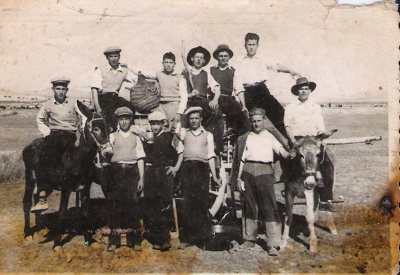 Merienda
Cuadrilla de amigos en la pradera, un domingo de resurrección, en el año 1952. El de el borrico negro es Angel (el regaor) el de la garrafa, Juanito (jabergandero) el sigiente, Columbia (el regaor) abajo, Manolo (perito) Valentin (pelegrin) Poli, Paco (el taxista). Si alguien conoce a los demas que nos lo cuente.
Palabras clave: Merienda
