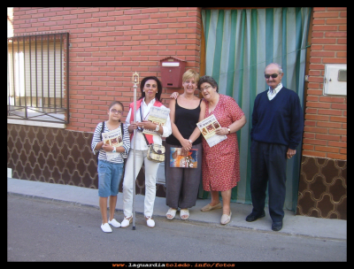 Mis vecinos
15-9-2012. La cofradía del Santo Niño pidiendo por las casas de los vecinos de La Guardia.
Este es el momento que pasaron por mi calle, y estas son mis vecinas Mª Rosa y  Rosa y mi vecino Flores

Palabras clave: La cofradía del Santo Niño pidiendo 