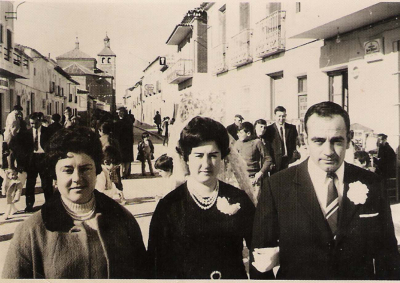 Los Padrinos
Años 70, Paca y José Pedraza,  padrinos de boda  de su  hermano Julián, al lado su prima Nati.
 No perder el detalle del carrito de las chuches en la puerta de Gervasio, me parece que es la tía  “Montañesa” 
Palabras clave: Padrinos de boda