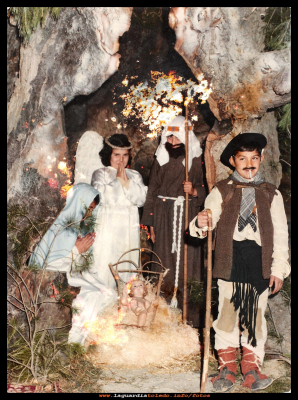 Navidad 1980
Navidad 1980.  El “ángel” Maribel Cabiedas, “San José” Antonio Revuelta y el “pastor” Juan Francisco Santiago Orgaz.
Hay que señalar las albarcas y los peales que lleva el pastor (Son como los que usaban  los labradores para el  campo) E l tronco que hace de portal, es de un álamo, que se trajo  de los tres que había en la carretera, (viniendo de Madrid a la izquierda, justo antes de empezar a bajar la cuesta de la Fuente Larga)       

Palabras clave: Navidad 1980