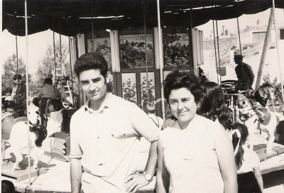 Pablo y Nati
Fiestas patronales de La Guardia,  año 1974, Pablo y Nati  Cabiedas,  posando delante de  los caballitos del tío vivo,  en el cerro de los señores.

Palabras clave: Fiestas de La Guardia