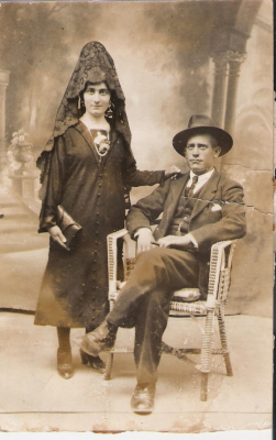 Padrinos años 20
Felipa y Abundio padrinos de boda de José y Amada (el Tío Pepe, el de la tienda de la C/Mayor) años 20
Palabras clave: padrinos
