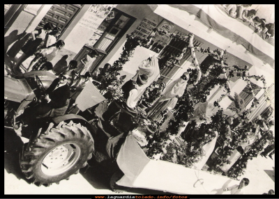 Panoramica de la carroza
Fiestas patronales, 24 de Septiembre del 1969. Perpetuo Mora fue el primer tractorista que desfiló llevando una carroza en La Guardia, desde entonces han sido muchos los que han colaborado con esta bonita tracidión, un recuerdo para todos ellos. Que sigamos disfrutando muchos años del concurso de carrozas.

Palabras clave: 1969 desfile de carrozas