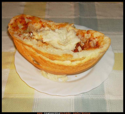 Pozo de tomate
Llega el verano, y nada mejor que una refrescante y nutritiva merienda, un POZO, hecho de: tomate, cebolleta, bonito, aceite de oliva (de La Guardia) sal y una pizca de pimentón. Todo esto se pica menudo y  se pone directamente en una oreja de un pan redondo, que antes previamente se le ha retirado la miga del centro y se reserva para tapar el pozo, una vez que esté con el relleno dentro.  Esta merienda es de las más tradicionales del verano en nuestro pueblo, sobretodo para los niños. 
Palabras clave: El pozo merienda tradicional