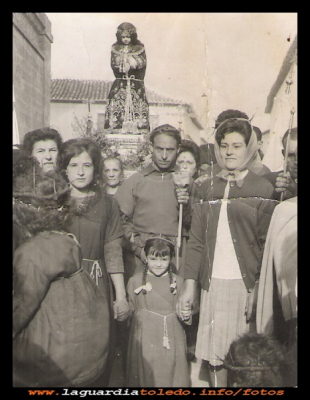 Promesas
27 de Septiembre del 1960, Petra Tejero, y Milagros Cabiedas, (la niña nos puede decir alguien quien es) cumpliendo una de tantas promesas que se hacen al Santo Niño, sobre todo  ese día,  que acompaña al Niño tanta gente desde la iglesia a su ermita.

Palabras clave: Promesas que se hacen al Santo Niño