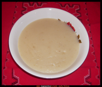 Puches
Llega el día de  los  Santos, y, unido a éste, el día de las puches. Aquí está la receta, por si la queréis hacer:
Las puches se pueden hacer de varias maneras, con aceite, con leche, o con  agua, que son las que hacían nuestras abuelas.
Ingredientes: Harina, azúcar, anís en graso  machacado y agua.
Elaboración: En una cazuela o sartén, se pone unas cucharadas de harina, se dejan dorar muy poco, sin dejar de mover. A continuación  se le añade un poco de agua, lo justo para poder batirlas bien para que no se hagan grumos. Se va añadiendo agua según estén de espesas, se les añade el anís machacado  y el azúcar  al gusto, se dejan cocer unos minutos sin dejar de mover, se sacan en una fuente y se las deja enfriar. (Si se os hacen grumos no dudéis en usar  la batidora) 
NUESTRA GASTRONOMÍA: Recetas de temporada

Palabras clave: Los Santos el día de las puches