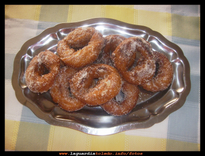 ROSQUILLAS FRITAS
Ingredientes:
La ralladura de un limón, un huevo, 7 cucharadas de azúcar, 7 de aceite tostado, 7 de leche, 3 de anís, 1 de levadura y harina la que admita. 

Elaboración:
Se monta la clara a punto de nieve, y se le echa el azúcar poco a poco, después la yema y a continuación el resto de los ingredientes; la harina lo último.
Cuando esta masa está trabajada se hacen las rosquillas y se fríen en abundante aceite, con el fuego no muy fuerte para que se hagan bien por dentro y no se quemen por fuera.
Se dejan escurrir en papel absorbente y cuando están templadas se las espolvorea azúcar. 

NUESTRA GASTRONOMÍA: < Recetas de temporada

Palabras clave: ROSQUILLAS