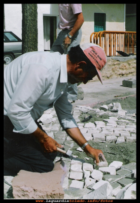 Reforma de la glorieta
Año 1991, Angel Orgaz, trabajando en la reforma de la glorieta. El Tupi se ve al frente, en ese año estaría la Amalia vendiendo golosinas?  
Palabras clave:  El Tupi, estaría la Amalia vendiendo golosinas?