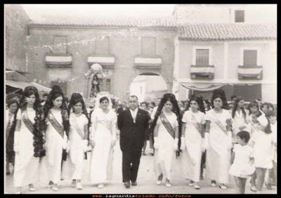 Fiestas patronales 1970
25 de Septiembre del 1970, procesión del Santo Niño, a su paso por la plaza, con la reina, damas y el mantenedor. De izquierda a derecha, dama, Paquita Tacero, Manoli oliva, Asun Peláez, a continuación la reina de las fiestas, Margarita Labrador y el mantenedor, Pedro Moya, le siguen Pili Tacero, Juani Guzmán y  Mª Antonia García.
Palabras clave: Reina y damas del año 1970