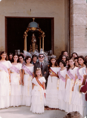 Reina y damas 1979
Reina, damas, mantenedor y por lo que se ve, en el año 1979 tuvimos Reina infantil.
Reina: Mª del Carmen González. Damas: Milagros Domínguez, Cecilia Revuelta, Mª de los Ángeles Rico, Mª del Carmen García, Ana Maria Campaya, Mª del Carmen Fernández. El mantenedor: Eugenio Moya.
Palabras clave: reina y damas 1979