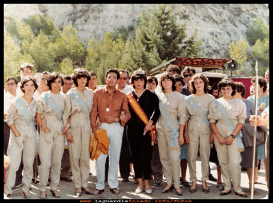 Reina, Damas y Mantenedor
Fiestas patronales, Reina, Mantenedor y Damas, 27 de Septiembre del año 1984, posando en el cerro del Santo Niño, un poco antes de llegar a la ermita. De izquierda  a derecha, damas, Gema Tejero, Isabel  Espada, Geles Huete, el mantenedor Marino, Ana la reina, y las siguientes damas, Pauli, Eva y Geles Campaya.    

Palabras clave: Reina, Damas, Mantenedor, fiestas 1984