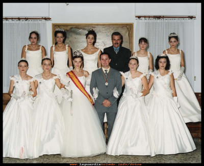 Reinas damas y mantenedores
Fiestas patronales del año 2000. Reinas, damas y mantenedores (salientes a bajo, entrantes arriba) 

Palabras clave: Reinas, damas y mantenedores, salientes y entrantes