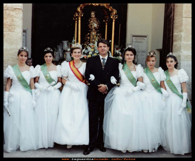  Reinas damas y mantenedor
Reina, damas de honor y mantenedor, de las fiestas patronales 1992.
Gema Campaya, Sandra Martínez, Silvia Guzmán, el mantenedor Bascuñana, Rosa Mari Hijosa, Charo y  Fátima Cabiedas.

Palabras clave: Reina, damas de honor y mantenedor, de las fiestas patronales 1992.