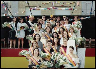 Reinas, del 1969 al 1999
El 25 de Septiembre del año 1999, se celebró un homenaje a todas  las reinas de las fiestas Patronales de La Guardia, al cumplirse  el 30  aniversario  de este evento. Desde Ino Peláez  la primera Reina en 1969 hasta Mª de los Ángeles Mascaraque. Hay que recordar, que en Septiembre se cumplen los 40 años de esta  tradición.  

Palabras clave: Homenaje a todas las reinas de las fiestas de La Guardia