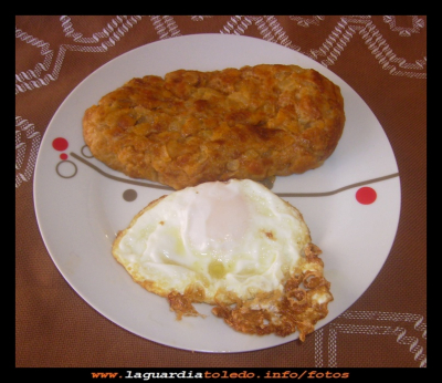  Rollo de sopas
El rollo de sopas, es uno de los platos guardiolos más antiguos que yo conozco. Mi abuela lo solía hacer cuando yo era pequeña, y a ella, se lo preparaba su abuela. Mí abuela nació en el año 1870.
Así que estamos ante un plato con solera guardiola.

ROLLO DE SOPAS
Ingredientes:
½ barra de pan del día anterior
1 cebolla
1 pizca de pimentón 
¼ litro de agua
2 cucharadas de aceite y sal.
Preparación:
El pan se hace rebanadas muy finas como para sopa, y se reserva. En una sartén ponemos el aceite cuando esta caliente le añadimos la cebolla picada muy fina, cuando este transparente se retira del fuego la sartén, y se añade el pimentón (para que no se queme) se vuelve ha poner al fuego, añadiendo el agua y la sal, cuando este caldo hierva se incorporan las sopas de pan que  tiene que absorber todo el caldo, se dejan cocer a fuego medio moviendo muy a menudo, en unos minutos esta cocido, para terminar las sopas se las da la vuelta en la sartén  (como la tortilla) para que se doren. Se sirven muy calientes.  
Este plato lo puedes enriquecer añadiéndole unas tiras de pimiento, unas migas de bacalao…
NUESTRA GASTRONOMÍA: Recetas clásicas

Palabras clave: platos guardiolos