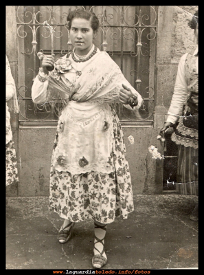 Rosa Mascaraque
 En los carnavales del año 1957, una cuadrilla de jóvenes (chicos y chicas)  vestidos de las cuatro estaciones del año, primavera, verano, otoño e invierno, (cuatro parejas por cada estación). Cantaban estas coplas.
La autora de la letra de dichas coplas fue Crisanta (madre de Tomasa y abuela de los chicos del restaurante el madero).
Estas  coplas dicen mucho de una época de nuestro pueblo.

Rosa Mascaraque representando la estación de primavera en los carnavales del 1954.
Palabras clave: carnavales del año 1957 jóvenes vestidos de las cuatro estaciones del año