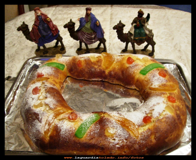 Receta del Roscón
ROSCÓN DE REYES 
Ingredientes:
½ Harina,
75 gramos de Mantequilla,
75 de Azúcar,
30 gramos de levadura prensada,
3 huevos, leche y sal,
Fruta confitada,
Agua de azahar, Raspadura de un limón, azúcar glas y ron.
ELABORACIÓN: 
En un cazo se echan dos cucharadas de leche, dos de agua templada, una de ron, 125 gramos  de azúcar,  la raspadura del limón, y unas gotas de agua de azahar, se remueve todo hasta que se deshaga el azúcar. Y se reserva.
Para hacer el roscón de reyes, hay que hacer dos masas:
La primera una masa de levadura; en una fuente se dispone 150 gramos de harina, haciendo un hueco en el centro para verter la levadura disuelta en tres cucharadas de leche caliente. Se mezcla todo bien y se añade un poquito más de leche si fuera necesario, hasta conseguir una masa bastante blanda.
Entonces se prepara una bola, se hacen unos cortes en forma de cruz y se pasa a un plato, se tapa con un paño y se deja reposar en un lugar templado durante 25 minutos.
Mientras elaboramos la segunda masa.
En la encimera se pone el resto de harina en forma de volcán, en el centro se echa una pizca de sal, la mantequilla echa trocitos, el azúcar y tres huevos y el preparado que tenemos en el cazo.  Se trabaja muy deprisa para lograr elasticidad en la masa.
Cuando esta lista la segunda masa se unen las dos, amasándolas muy bien por espacio de 10  o 15 minutos, hay que lograr una masa que quede como goma.
En este punto se pasa a una fuente espolvoreada con harina, se espolvorea también la masa y se arropa con un paño, dejándola reposar en un lugar templado hasta que suba el doble de su tamaño (unas 2 horas)  
Ya fermentada se da la forma del roscón en una bandeja de horno, se vuelve a tapar con el paño para que repose, cuando haya aumentado el doble se pinta con huevo batido se decora con las frutas confitadas y se espolvorea con azúcar glas, se mete al horno a temperatura moderada hasta que se dore. 
Se rellena al gusto, o solo con chocolate ¡¡¡esta delicioso!!!

Palabras clave: ROSCON DE REYES 