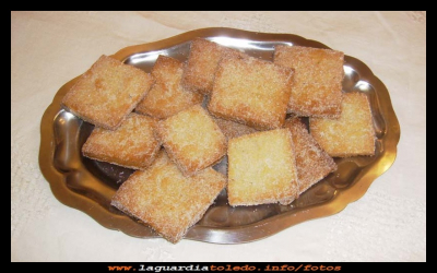 Sequillos
Sequillos,  uno de los dulces Navideños más tradicionales de nuestro pueblo, esta es la receta.
 Ingredientes: 2 vasos (de los de agua) de aceite, 1 vaso (de los de vino) de vino, 1 k de harina, ½ k de azúcar y anís en grano machacado.
 Elaboración: en un recipiente, se pone la harina y se hace un volcán,  en el centro se  pone el aceite, el vino, el azúcar  y el anís, a continuación se amasa todo, quedando una pasta dura, que se pueda trabajar con las manos, esta pasta se coloca en la encimera y se estira con un rodillo, dejando el grosor deseado, se corta en cuadrados, se colocan en la bandeja de horno y se meten a este, a una temperatura de  190 grados, hasta que se vean dorados. Una vez, fuera del horno se espolvorean con azúcar.
NUESTRA GASTRONOMIA: < Recetas de temporada
Palabras clave: Sequillos, dulces Navideños más tradicionales