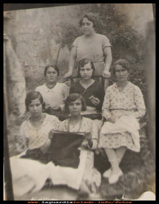 Taller de costura
Taller de costura  año 1932, la profesora,  Adela, (era forastera) las alumnas, empezando por arriba y por la izquierda, Severiana Muñoz “la hornera”,  Felipa Potenciano  y   Teodora “la zapatera” por abajo la primera de la izquierda, "desconocida", y Maria Barajas  (que vivía enfrente del tío Liberto).
Palabras clave: Taller de costura del 1932